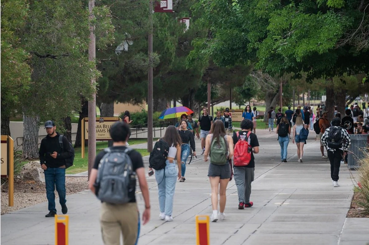 Students walking on campus at NMSU